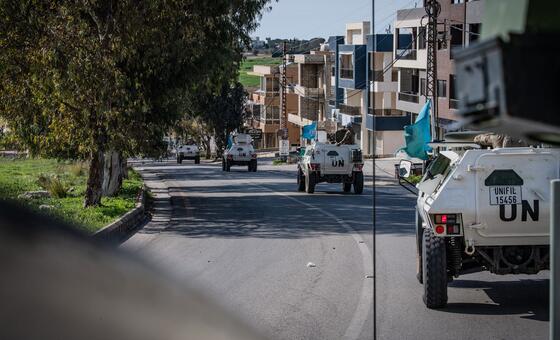 قوات حفظ السلام التابعة للأمم المتحدة تقوم بدوريات في دير كيفا في جنوب لبنان.